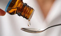 Бутылек с лекарством на столе